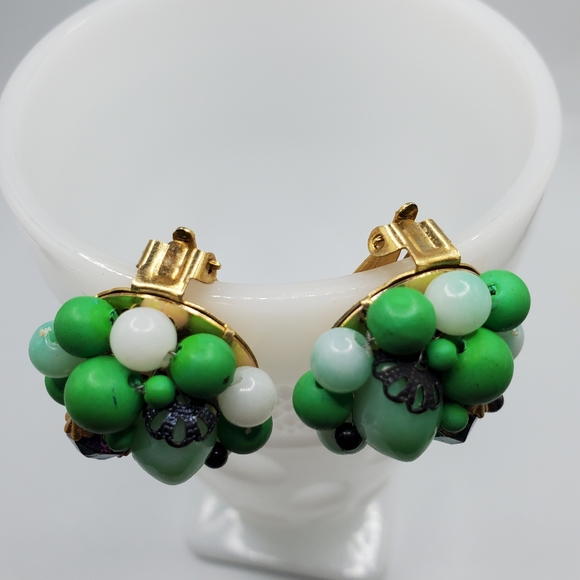 Vintage Hong Kong green clip on earrings beaded glow ? 50's exc cond vtg pinup - Picture 5 of 8